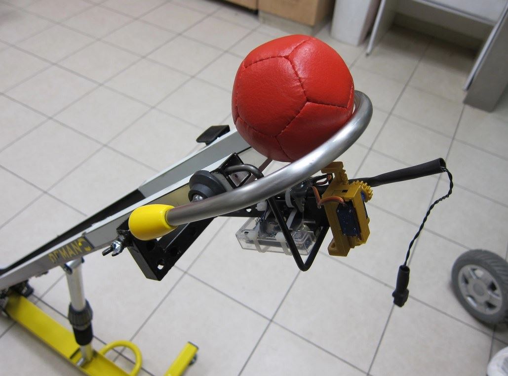 Ball pushing mechanism for bocce/bowling game by pressing a switch